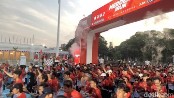 Mensesneg hingga Seskab Teddy Lepas Ribuan Peserta Merdeka Run 2026