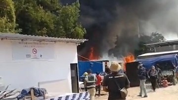 Kebakaran Bedeng Logistik Proyek Dekat RS PIK, Asap Pekat Membumbung