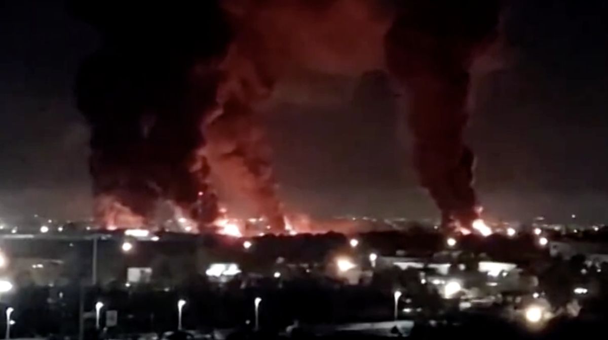 Breaking News! AS Bombardir Pulau Larak Iran, Hancurkan Roket Teheran