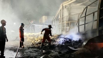 Kebakaran Pabrik Mi Instan di Bekasi Bersumber dari Gudang Kardus Bekas