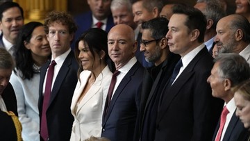 Trump Cemooh Zuckerberg dan Bezos: Kalian Takkan Percaya Pesan Mereka