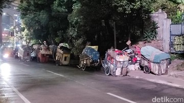 Gerobak Sampah Mangkal di Trotoar Tendean, DLH DKI Buka Suara