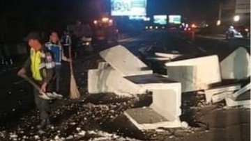 Truk Angkut Beton Terguling di Tol Jagorawi, Muatan Berceceran