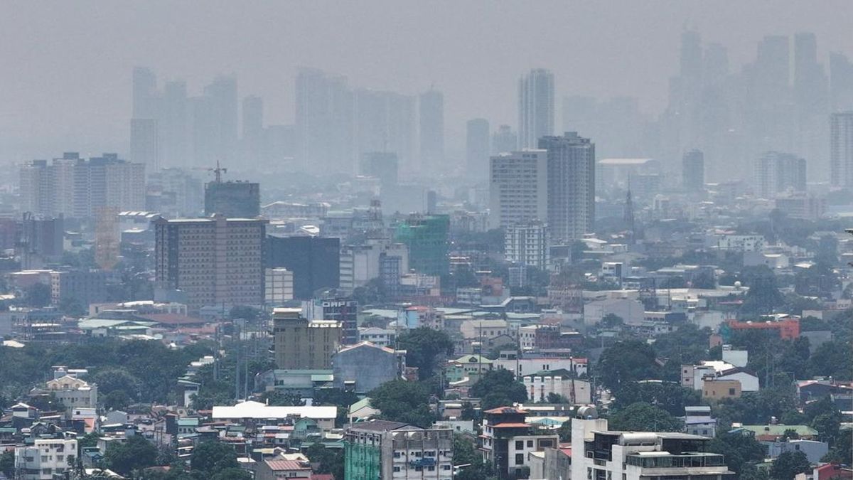 Potret Asap Karhutla Kalimantan Selimuti Filipina, Warga Pakai Masker
