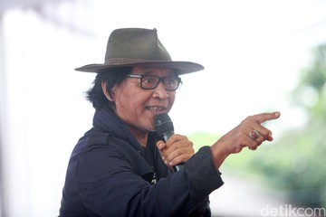 Cerita Kocak Sujiwo Tejo Saat Bikin Paspor sampai Colek Menteri Agus