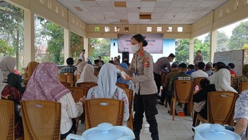 Siswa Sespimmen Polri Edukasi Warga Ogan Ilir soal Karhutla dan Bagikan Masker