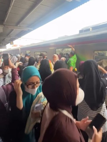 Detik-detik Asap Muncul di KRL Stasiun Rawa Buntu Picu Kepanikan Penumpang