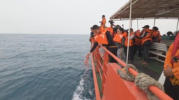 Keluarga Jurnalis Hilang Gelar Tabur Bunga di Selat Sunda
