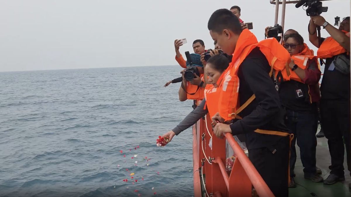 Momen Haru Keluarga Korban Kapal Hilang Efek Anak Krakatau Tabur Bunga