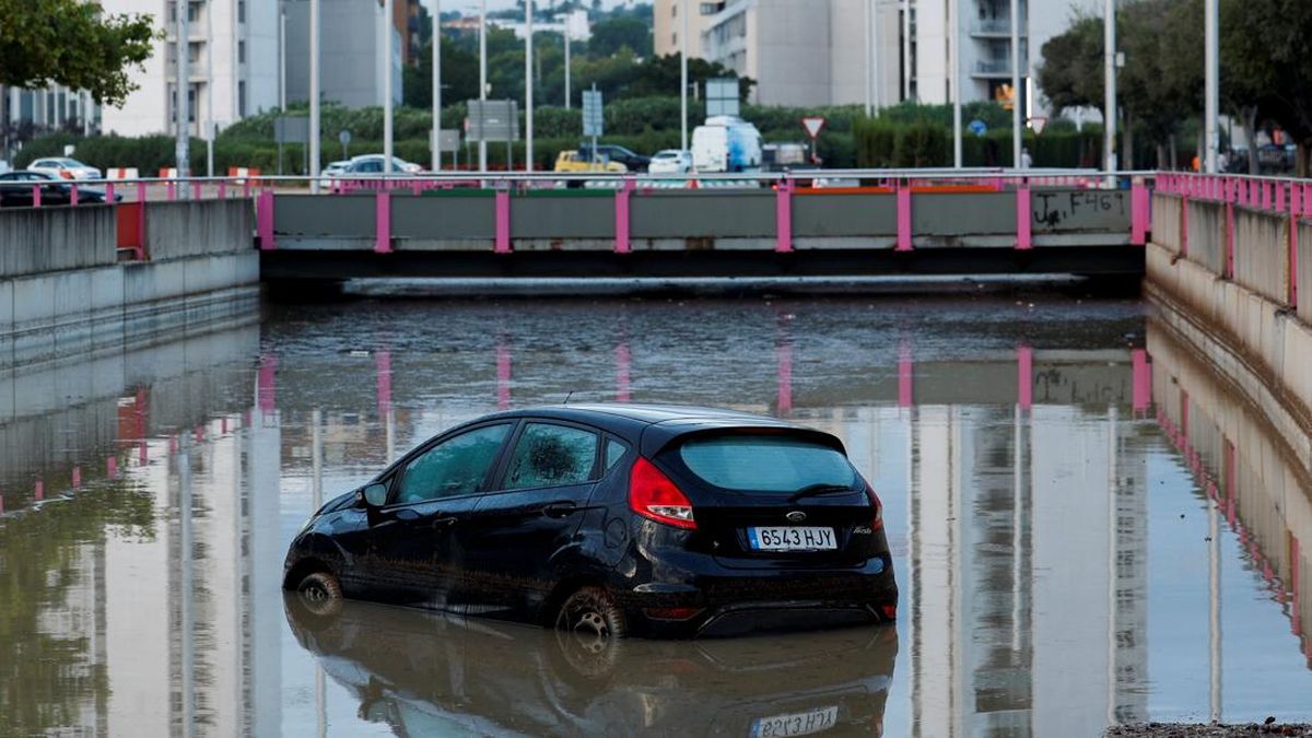 Potret Banjir Hantam Eropa, Mobil Tenggelam bak "Kerbau di Kubangan"
