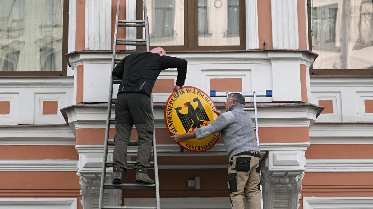 Penampakan Petugas Copot Elang-Tutup Kantor Efek Rusia-Jerman Panas