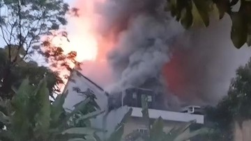 Malangnya Warga Bogor, Korsleting di Kamar Berujung Rumah 2 Lantai Terbakar