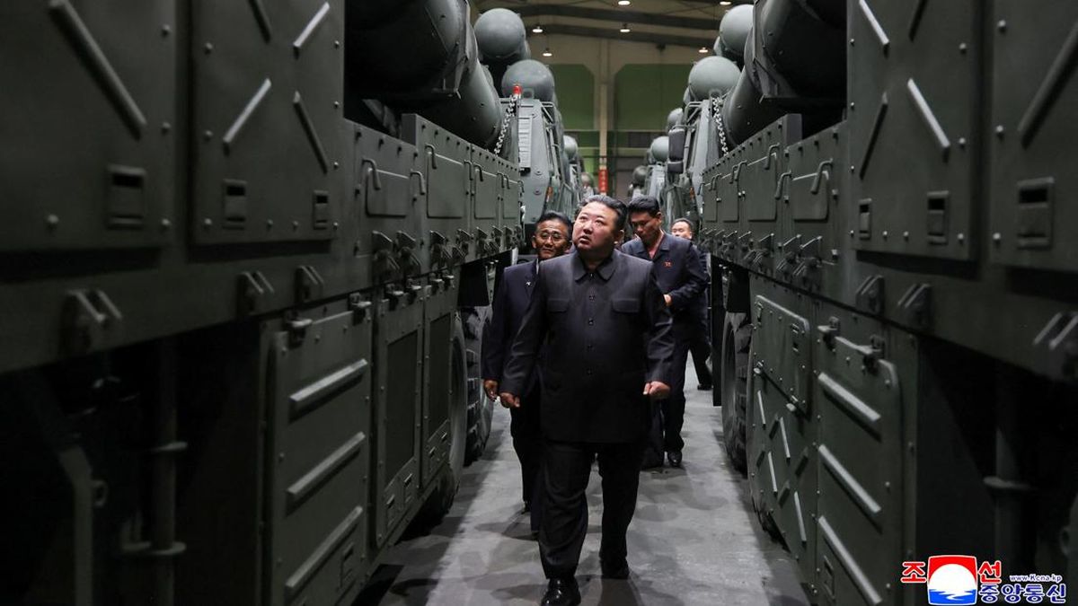 Potret Kim Jong Un Sidak Pabrik Senjata Korut: Genjot Drone-Pakai AI
