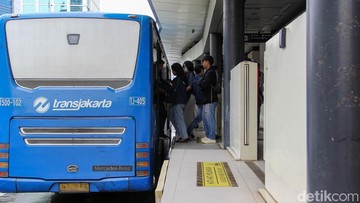 Koridor 8 Dikeluhkan Bau Sampah Saat Malam Hari, TransJ Buka Suara
