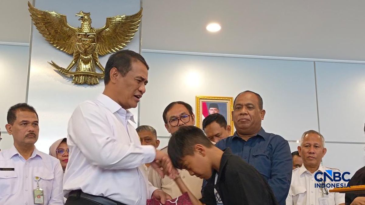 Amran Beri Beasiswa Rp 50 Juta untuk Anak ASN Korban KKB Papua
