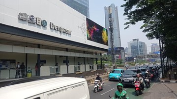 Truk Tabrak Separator Busway Dievakuasi, Halte TJ Denpasar Beroperasi Lagi