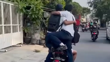 Aksi Nekat Pelajar SMP di Ciputat Naik Motor Gendongan Berempat