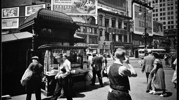 'Bukti' Time Travel Ada? Benda Aneh di Foto 1936 Bikin Heboh