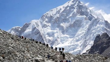 Air Kencing Berkontribusi Bikin Gletser Gunung Everest Cepat Mencair