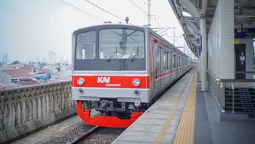 Penumpang Melahirkan di KRL Green Line Dibantu Petugas