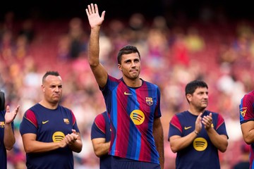 Rodri Ungkap Bedanya Dilatih Guardiola dan Flick