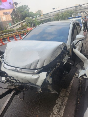 Mobil Listrik Ringsek Usai Tabrak Lampu Jalan hingga Trotoar di Jl Gatsu Jaksel