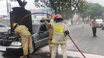 Sedan Terbakar Saat Hendak ke Bengkel di Bogor, Damkar Turun Tangan