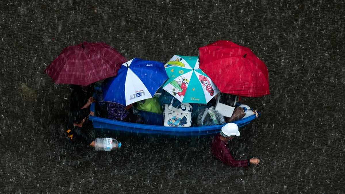 Potret Ibu Kota Dikepung Banjir, Warga Terjang Air Demi Makanan