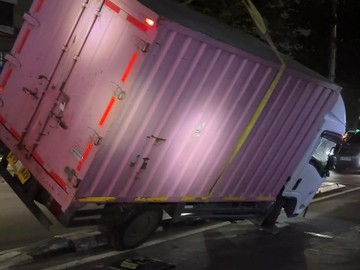 Truk Angkut Paket Terbalik Usai Hindari Motor Terobos Lampu Merah di Jakpus