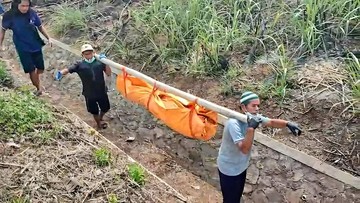 Mayat Pria Terbungkus Plastik Ditemukan di Kolong Tol Bocimi