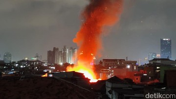 Kebakaran Landa Permukiman Padat di Petamburan, Api Membubung