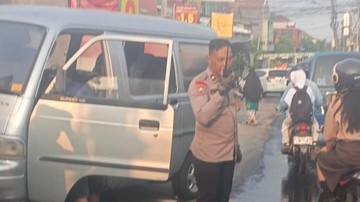 Mobil Carry di Depok Tiba-tiba Mengeluarkan Asap, Lalin Sempat Macet