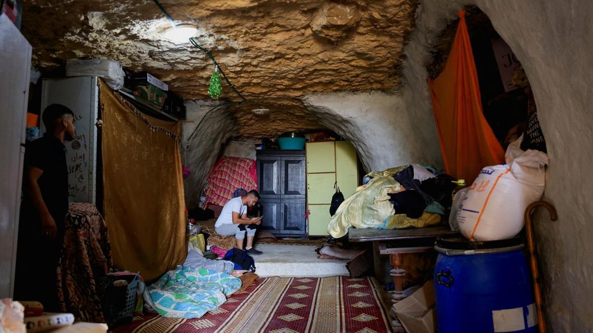 Rumah Hancur, Warga Palestina Sulap Gua Jadi Tempat Tinggal