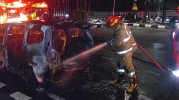 Diduga Korsleting, Mobil Terbakar Dekat Tugu Helikopter Cibinong Bogor