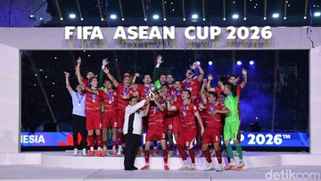 Prabowo dan Presiden FIFA Serahkan Trofi Juara ke Timnas Indonesia