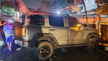 Potret Kendaraan Rusak Diseruduk GWM Tank: Ayla Ringsek, Motor Masuk Parit