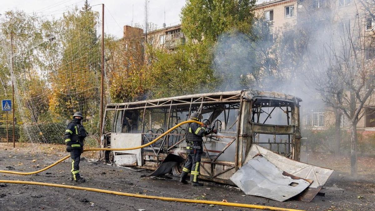 Penampakan Bus Tinggal Rangka Usai Meledak-30 Tewas, Diserang Rusia?
