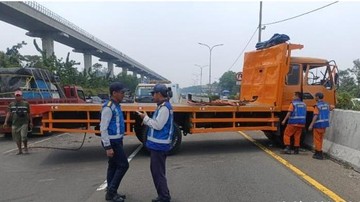 Truk Melintang di Tol Cibubur Arah Cawang Dievakuasi, Lalin Kembali Normal