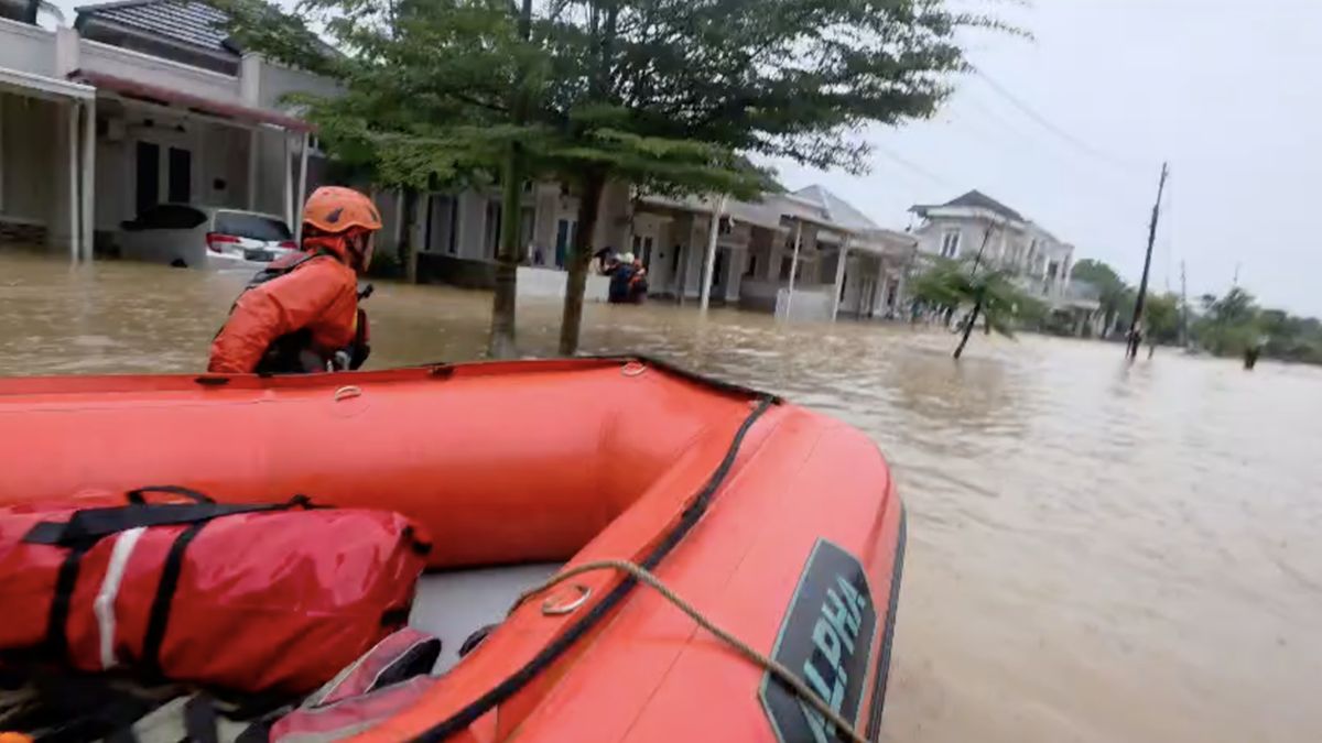 Penampakan Horor Banjir Bandang Hantam Padang, Evakuasi Warga Dramatis
