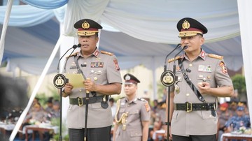 Komjen Herimen Serahkan Tongkat Komando Polda Riau ke Irjen Arman Achdiat