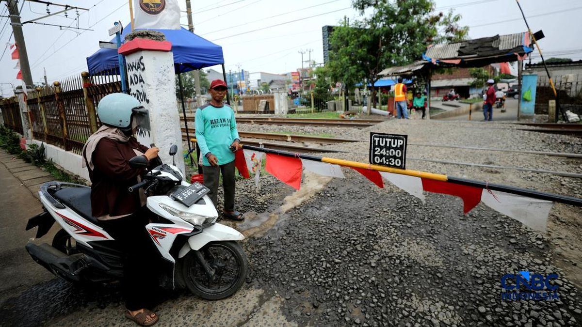 Penampakan Pahlawan Penjaga Rel Siaga Cegat Warga Ngeyel Tarung Nyawa