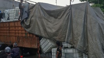 Lagi, Truk Tersangkut di Kolong Tol Sentul Bogor Akibat Overload