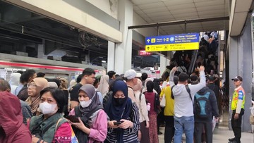 Tak Boleh Jalan Mendahului, Begini Suasana Eskalator Stasiun Duri Sore Ini