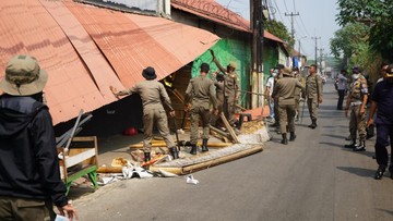 Puluhan Lapak PKL di Parung Bogor Dibongkar, Pedagang Sempat Menolak