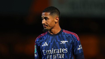 Saliba Kok Nggak Ada di Foto Skuad Arsenal?