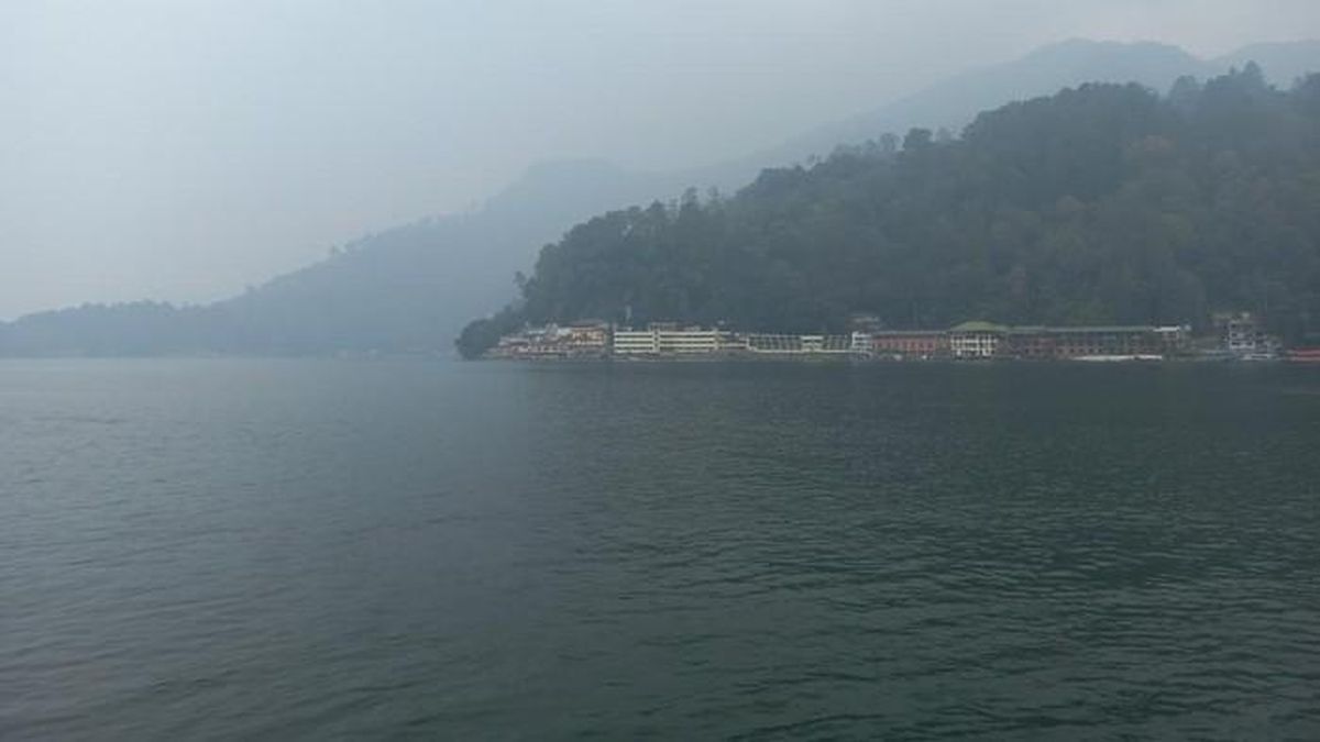 Penampakan Keindahan Danau Toba Terkepung Kabut Asap Karhutla