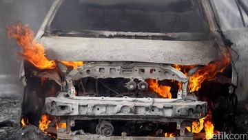 Mobil Jip Terbakar di Parkiran Mal Jaksel, Diduga karena Bocor Selang Bensin