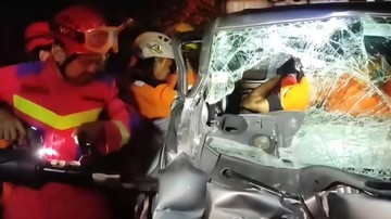 Sopir Pikap Terjepit di Ruang Kemudi Usai Tabrak Truk di Bogor