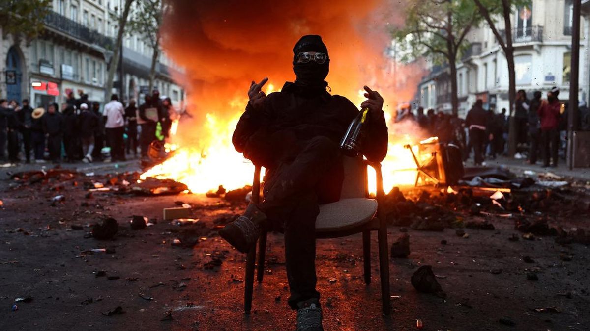 Demo Besar Berujung Chaos, Prancis Dikepung Api dan Penjarahan