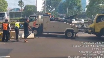 Truk Tabrak Separator Jalan Dievakuasi, Lalin Arah Cawang Normal